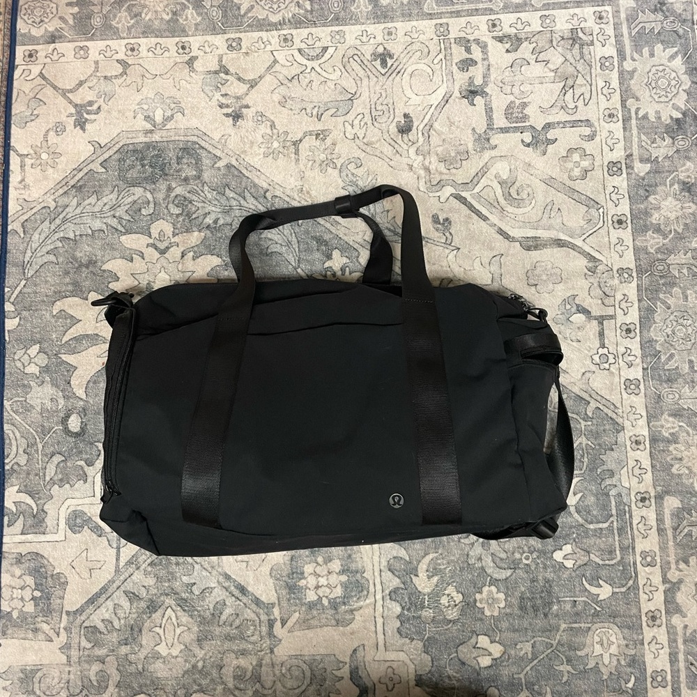 Lululemon Command The Day Duffle Bag